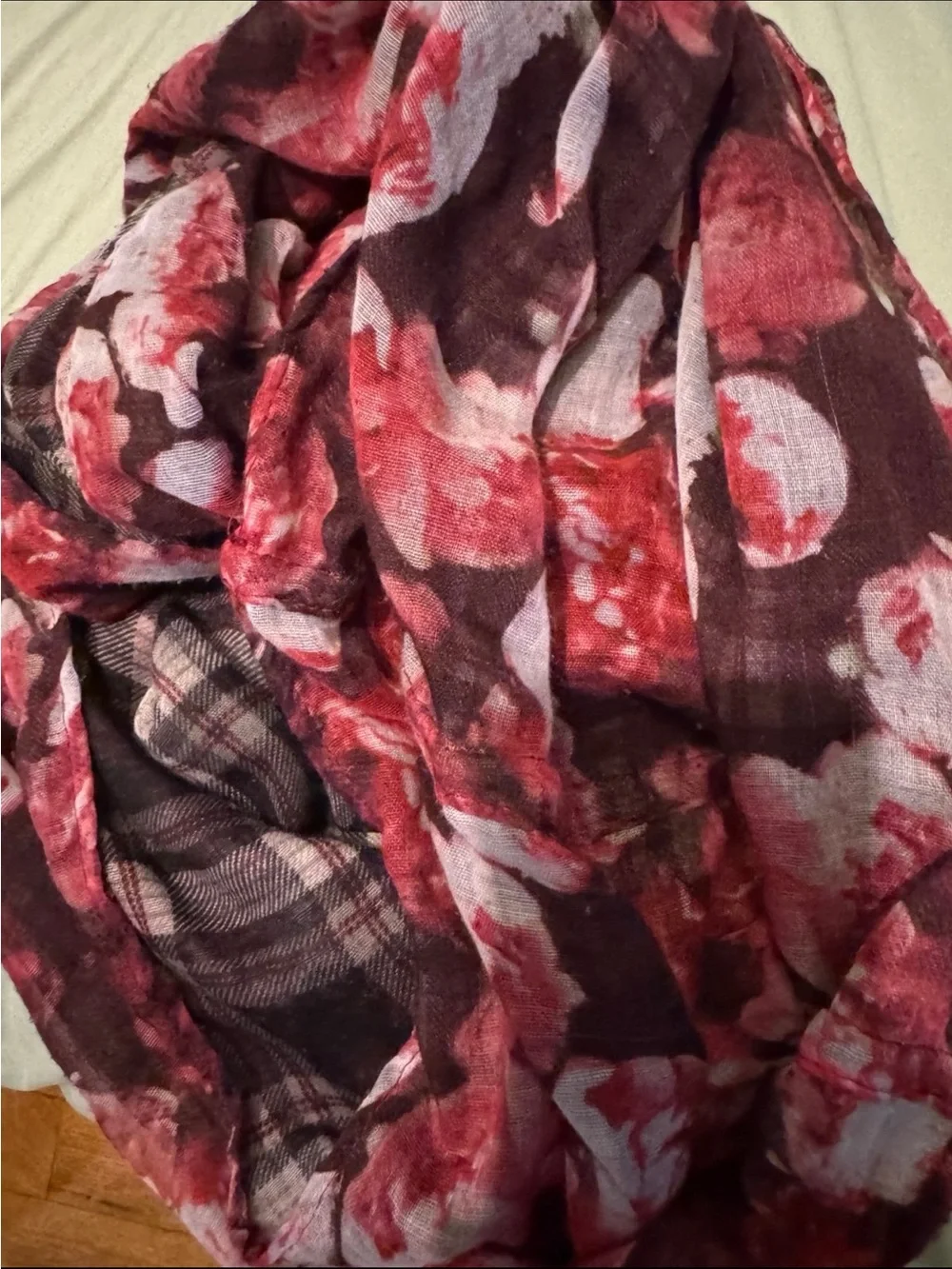 H&M scarf features
